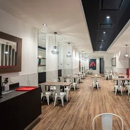 Poulet Rouge, Downtown
